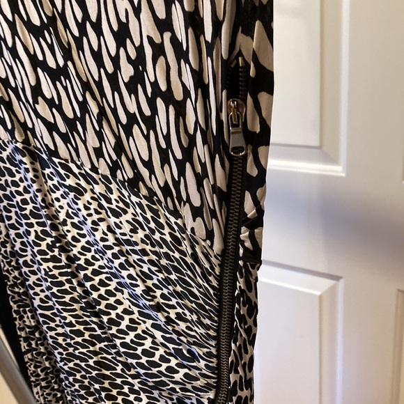 Black/white/red body con dress. Size 6.  Zip side. Gathered and draped at bottom - Picture 4 of 7